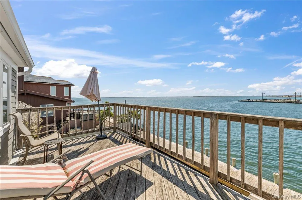 160 Sequams Lane W West Islip, NY 11795
