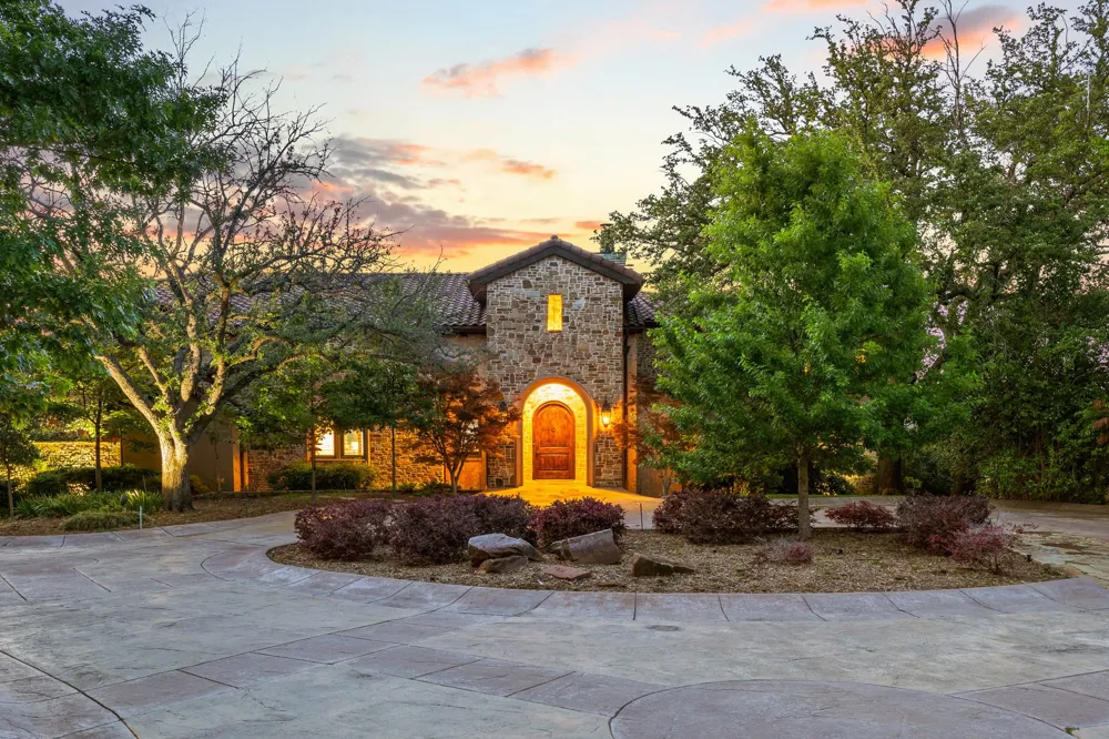 8 Meadowlake Drive Heath, TX 75032