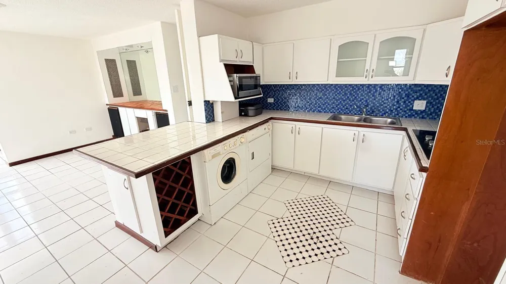 37 ISLA VERDE AVE. #203 Carolina, PR 00979