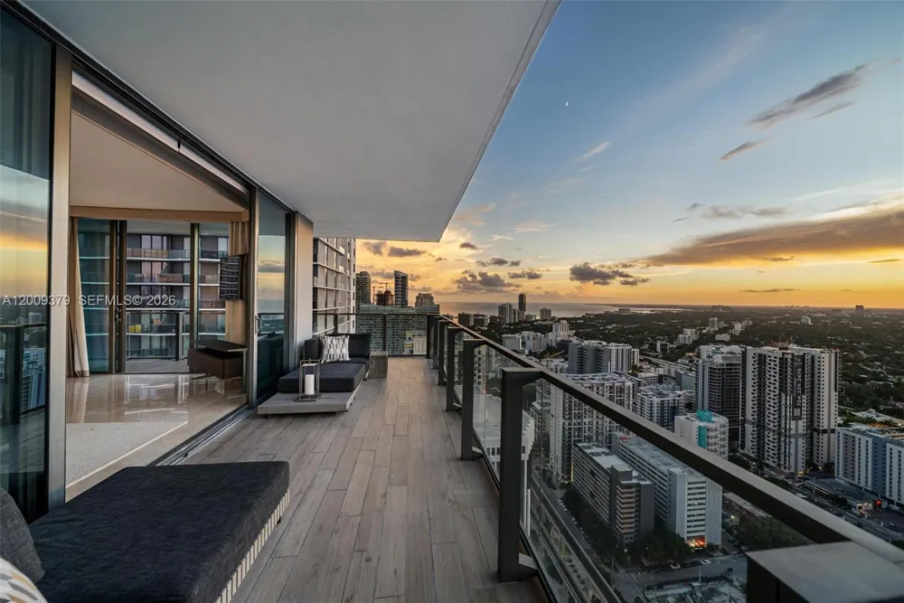 88 SW 7th St #3801 Miami, FL 33130
