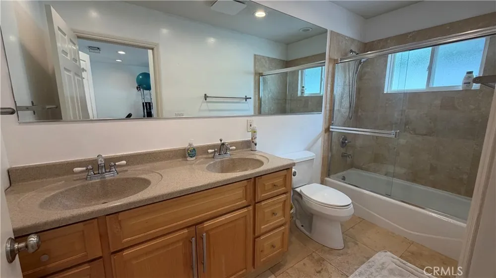 5855 Shirley Avenue Tarzana, CA 91356