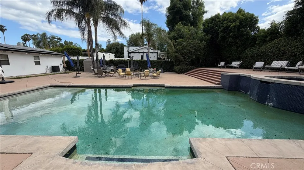 5855 Shirley Avenue Tarzana, CA 91356