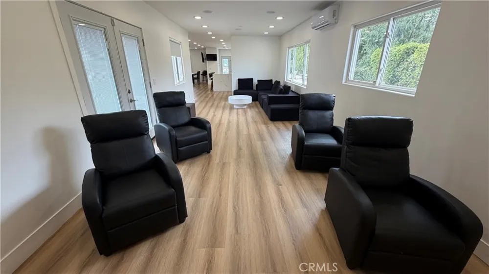 5855 Shirley Avenue Tarzana, CA 91356