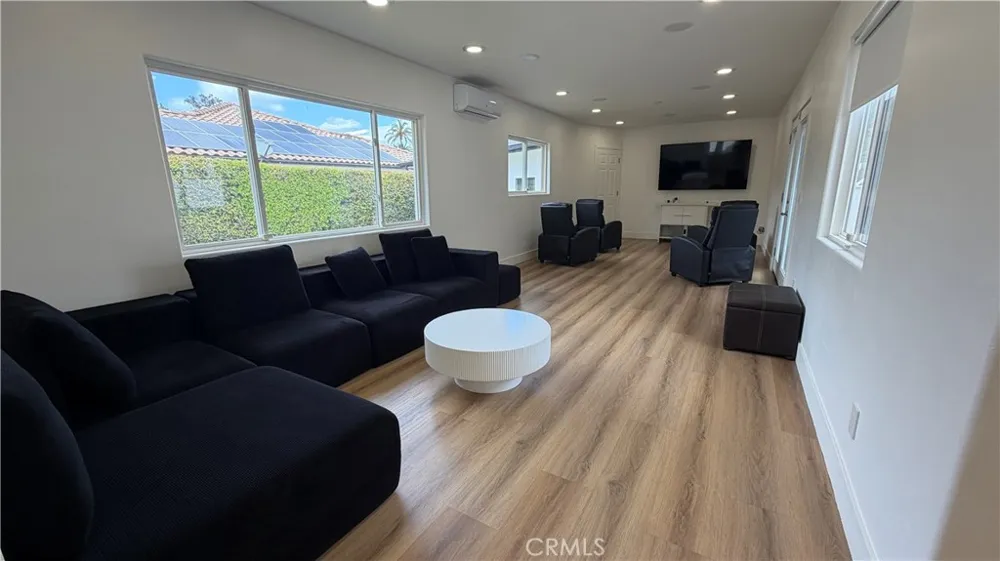 5855 Shirley Avenue Tarzana, CA 91356