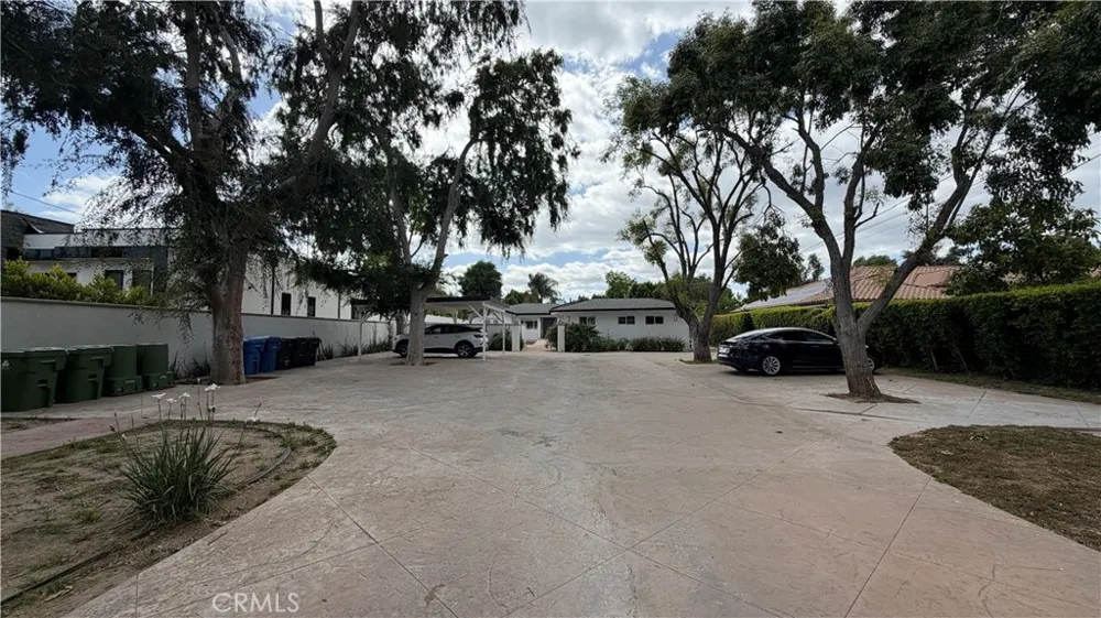 5855 Shirley Avenue Tarzana, CA 91356