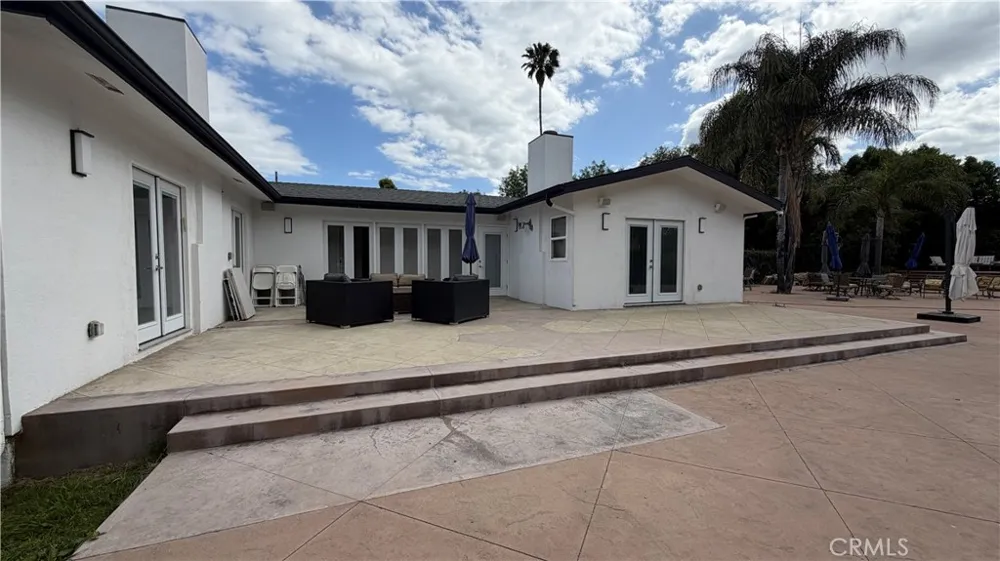5855 Shirley Avenue Tarzana, CA 91356