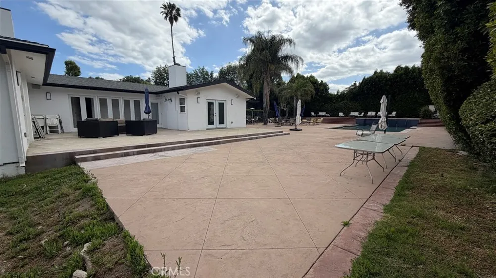 5855 Shirley Avenue Tarzana, CA 91356