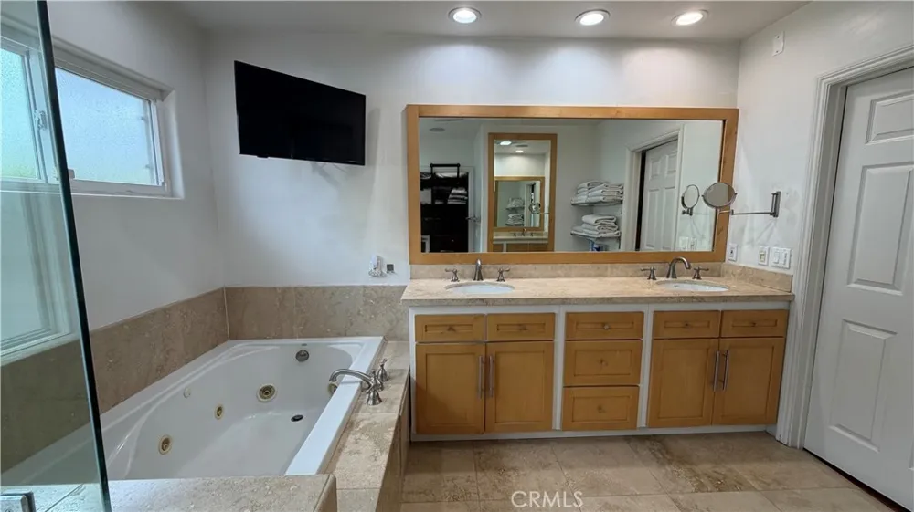 5855 Shirley Avenue Tarzana, CA 91356
