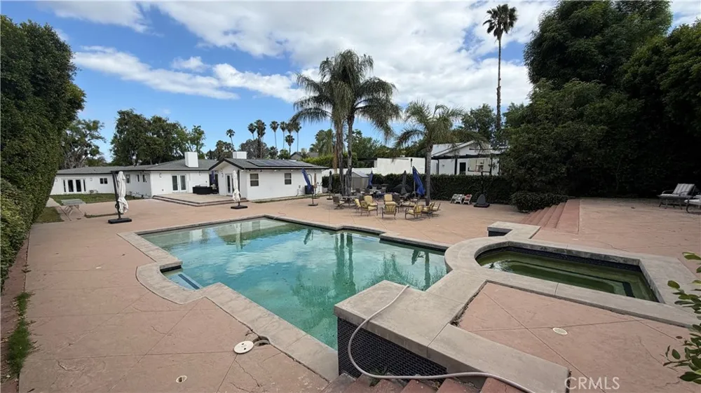 5855 Shirley Avenue Tarzana, CA 91356