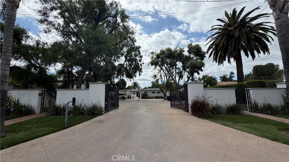 5855 Shirley Avenue Tarzana, CA 91356