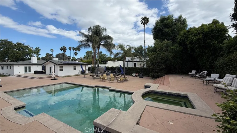 5855 Shirley Avenue Tarzana, CA 91356