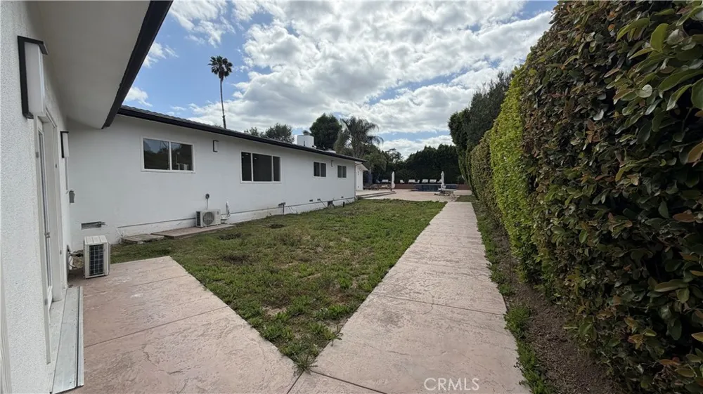 5855 Shirley Avenue Tarzana, CA 91356