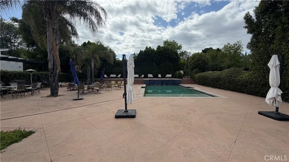 5855 Shirley Avenue Tarzana, CA 91356