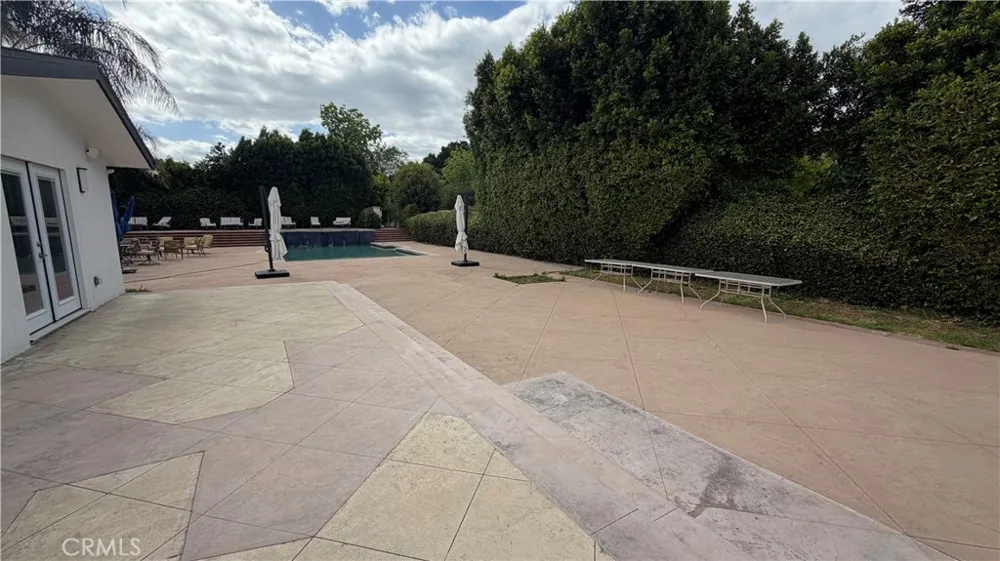 5855 Shirley Avenue Tarzana, CA 91356