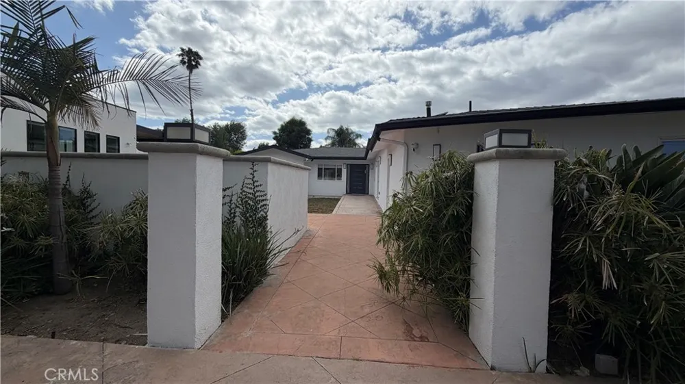 5855 Shirley Avenue Tarzana, CA 91356