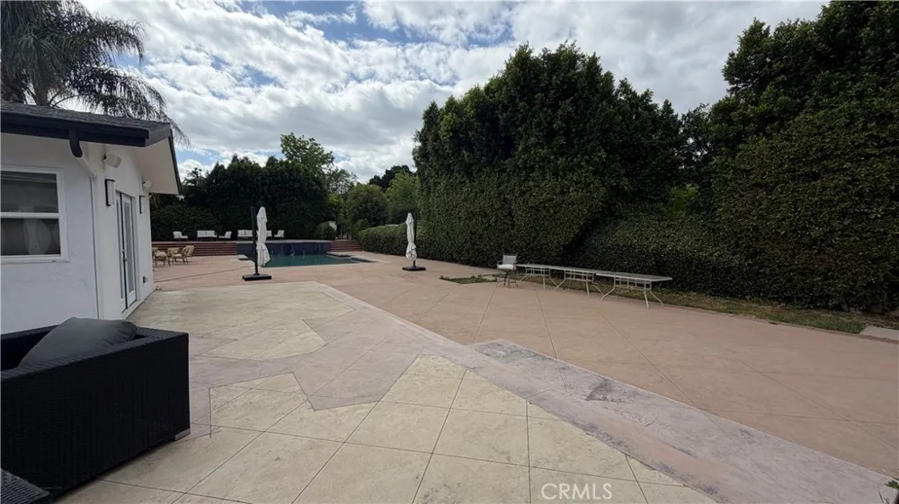 5855 Shirley Avenue Tarzana, CA 91356