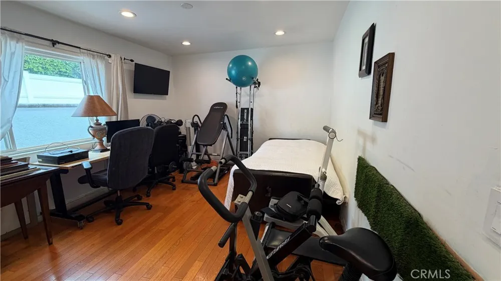 5855 Shirley Avenue Tarzana, CA 91356