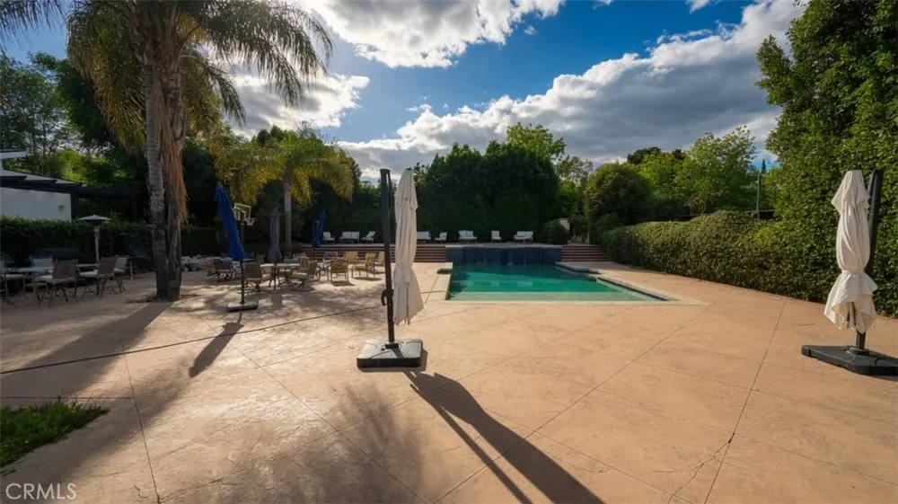 5855 Shirley Avenue Tarzana, CA 91356