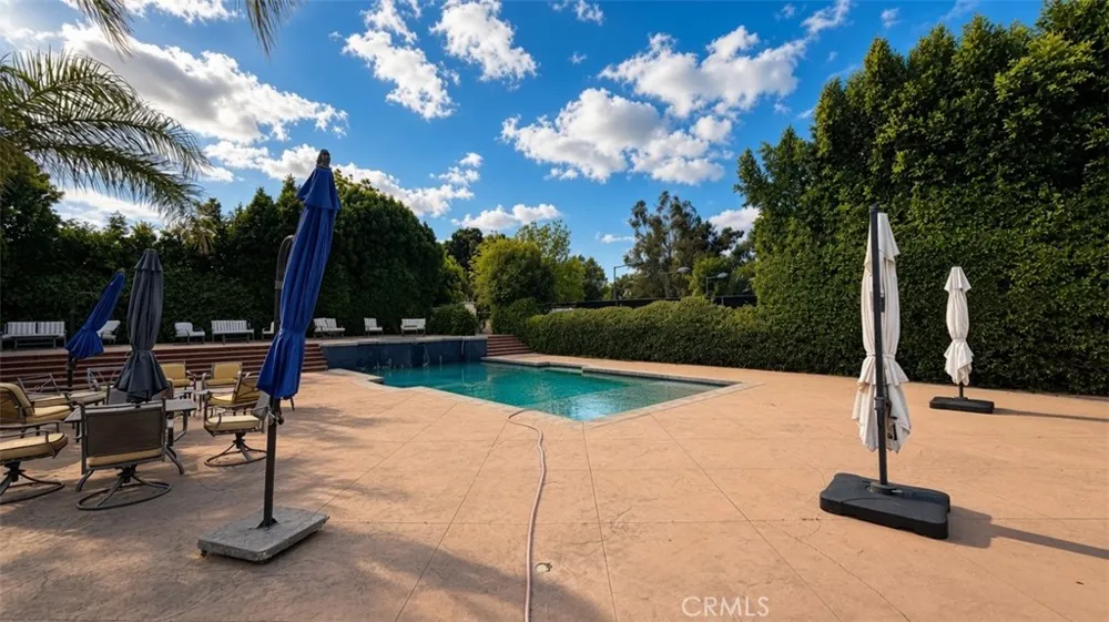5855 Shirley Avenue Tarzana, CA 91356