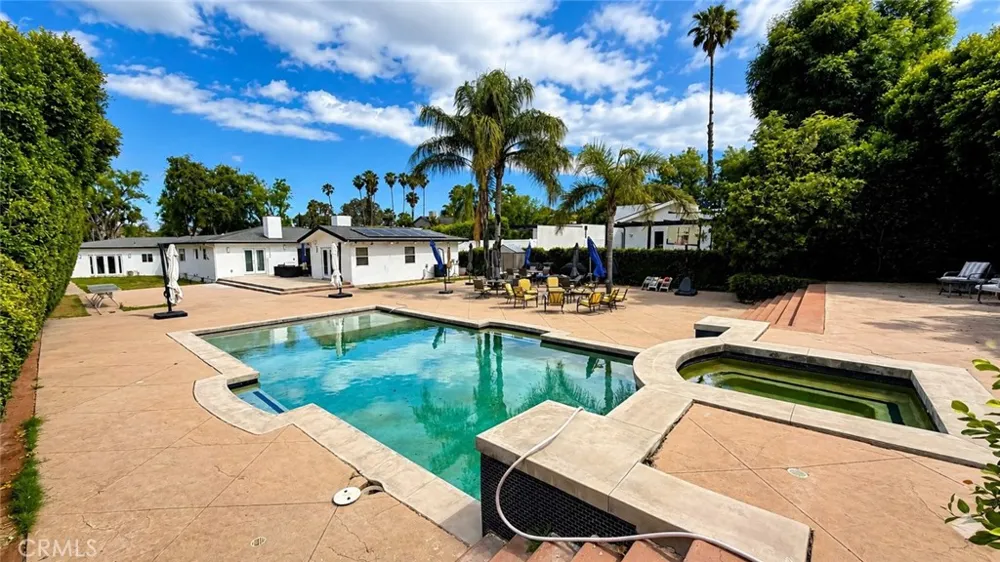 5855 Shirley Avenue Tarzana, CA 91356