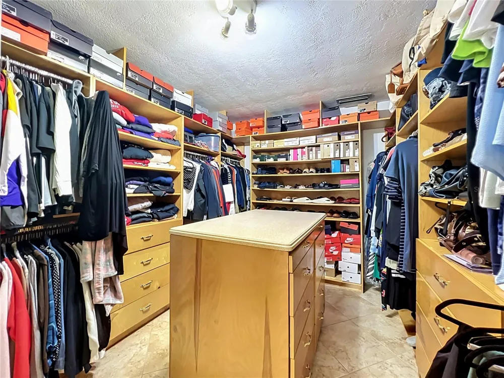 2404 LAUDERDALE COURT Orlando, FL 32805
