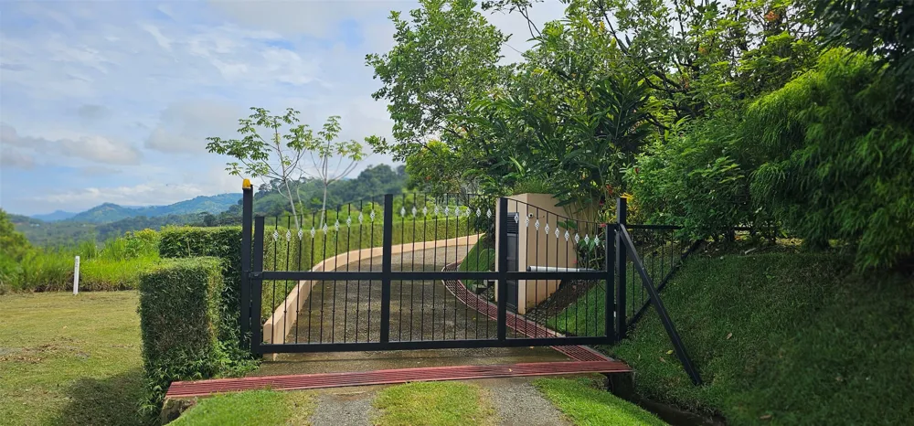 Exceptional Ocean, Jungle and Mountain Views! Out of State, OS 60504