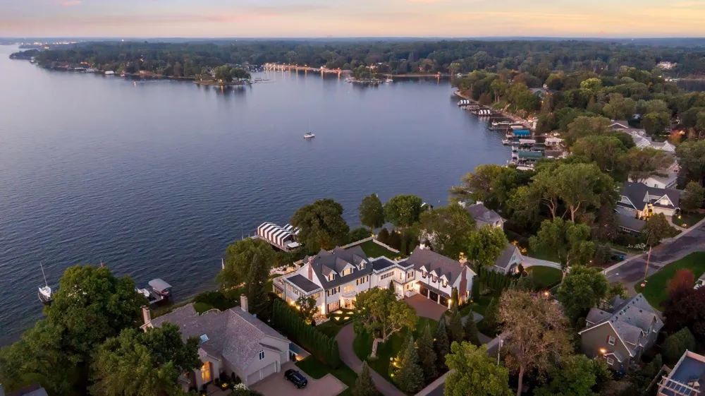 20100 Lakeview Avenue Deephaven, MN 55331