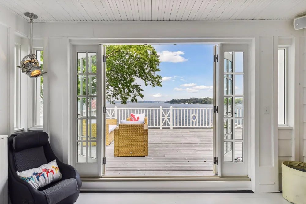 20100 Lakeview Avenue Deephaven, MN 55331