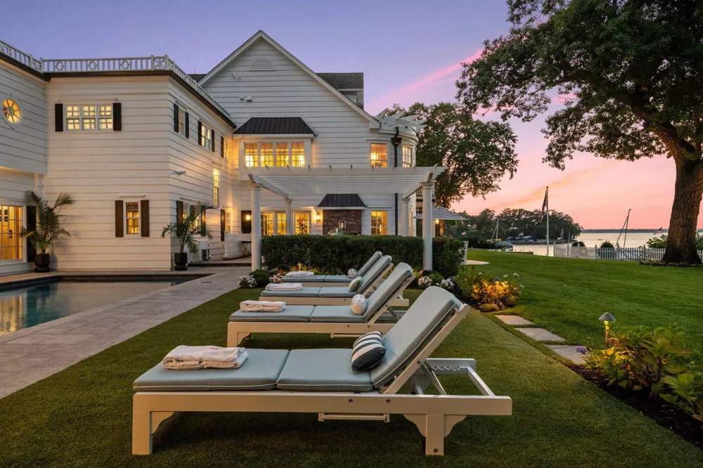 20100 Lakeview Avenue Deephaven, MN 55331
