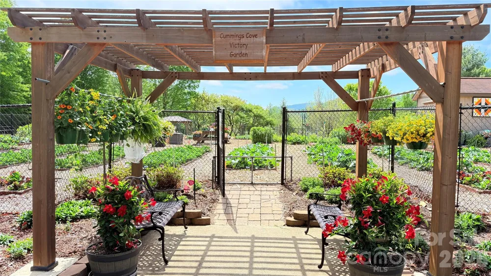 3509 Mountain Top Way Hendersonville, NC 28739