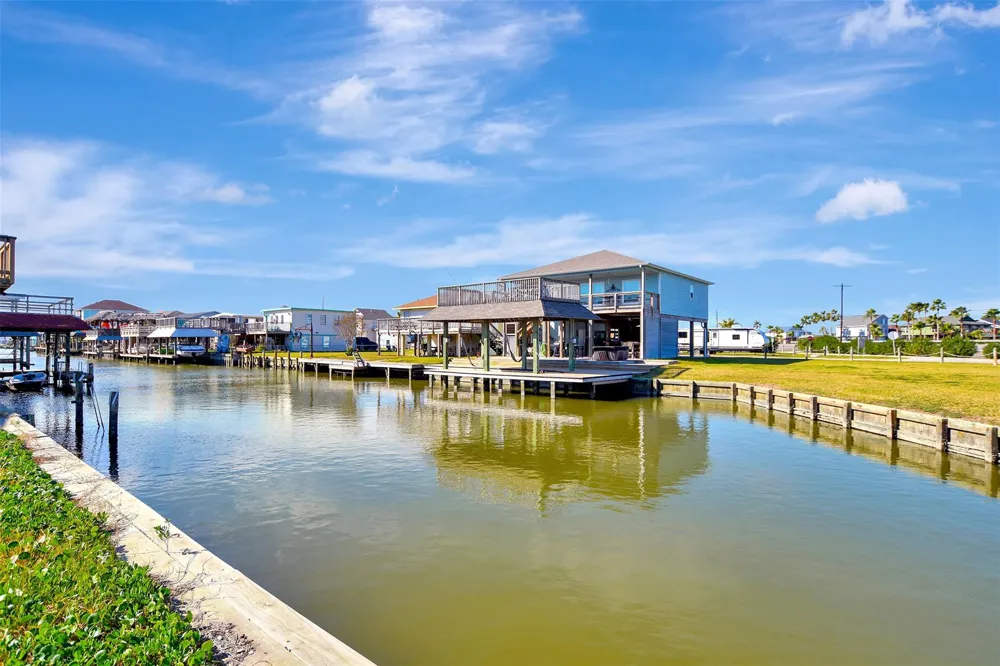 74 Bayou Vista Dr Bayou Vista, TX 77563
