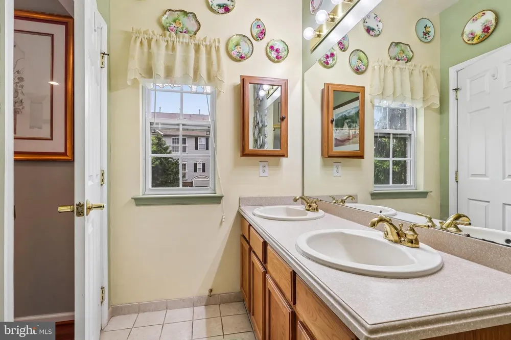 340 LISA WAY Riverton, NJ 08077