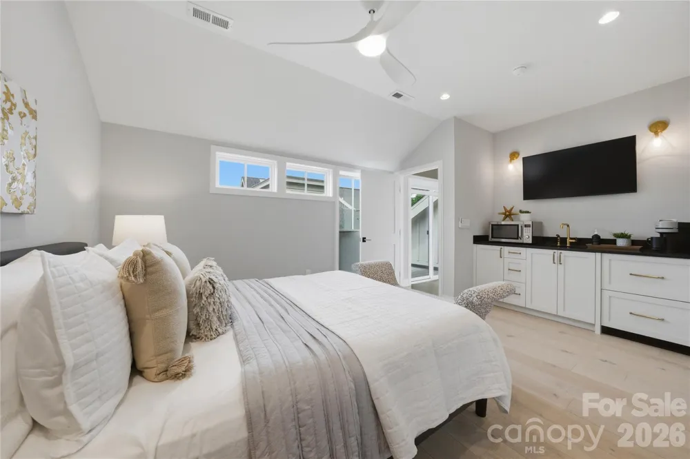 3060 Selwyn Avenue Charlotte, NC 28209