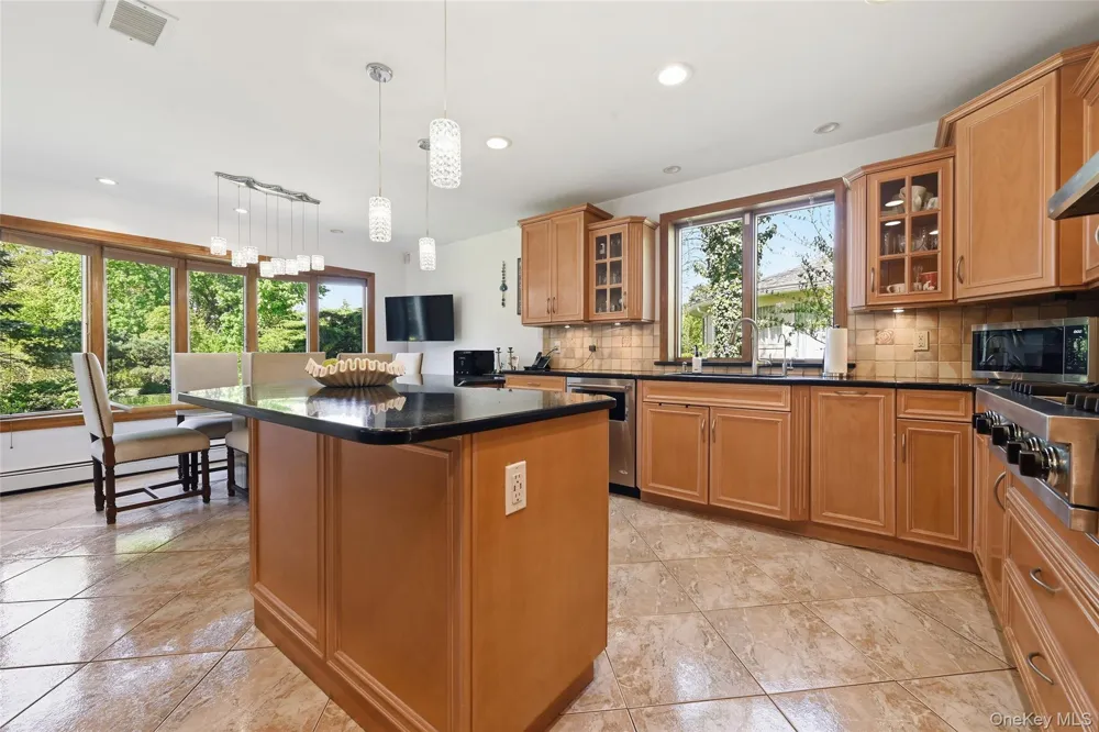 35 Elm Drive East Hills, NY 11576