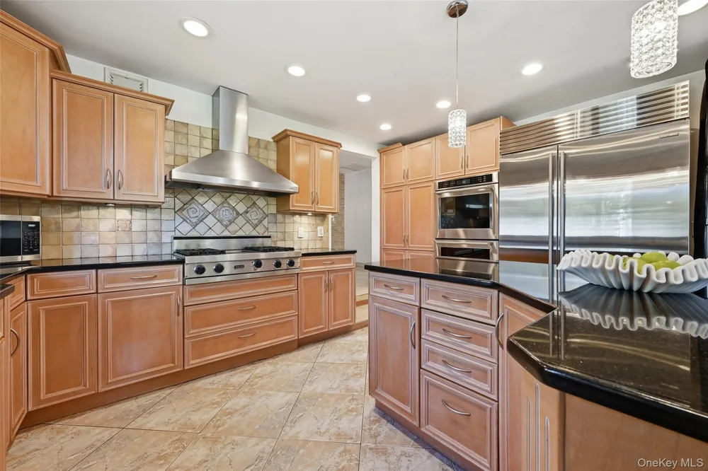 35 Elm Drive East Hills, NY 11576