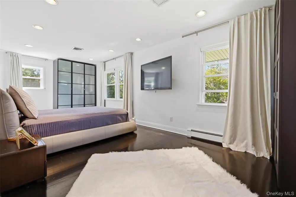 35 Elm Drive East Hills, NY 11576