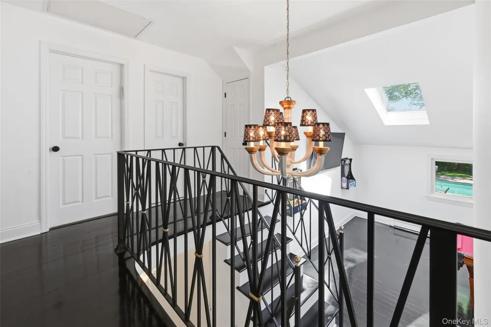 35 Elm Drive East Hills, NY 11576