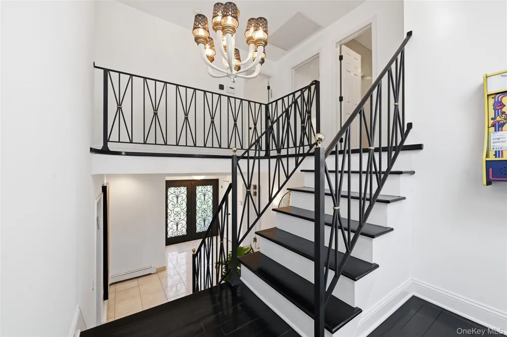 35 Elm Drive East Hills, NY 11576