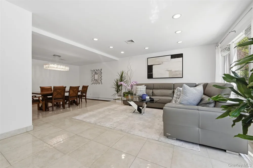 35 Elm Drive East Hills, NY 11576