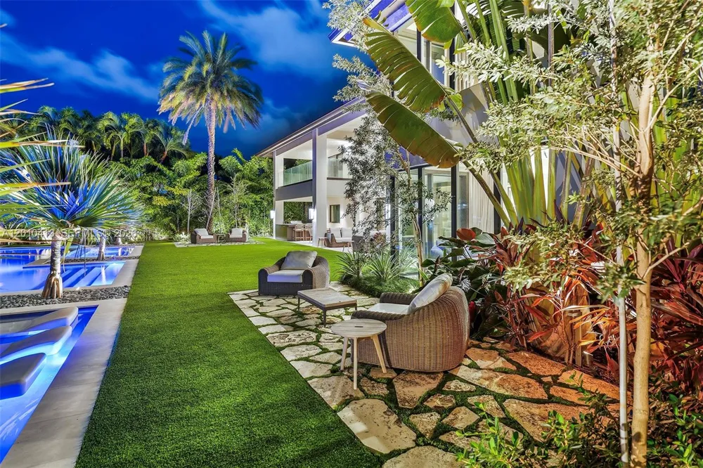 110 Holiday Dr Hallandale Beach, FL 33009