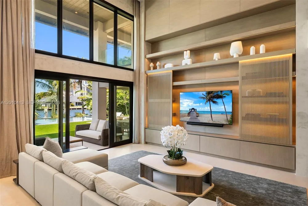 110 Holiday Dr Hallandale Beach, FL 33009