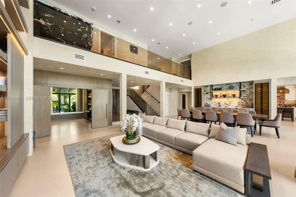 110 Holiday Dr Hallandale Beach, FL 33009