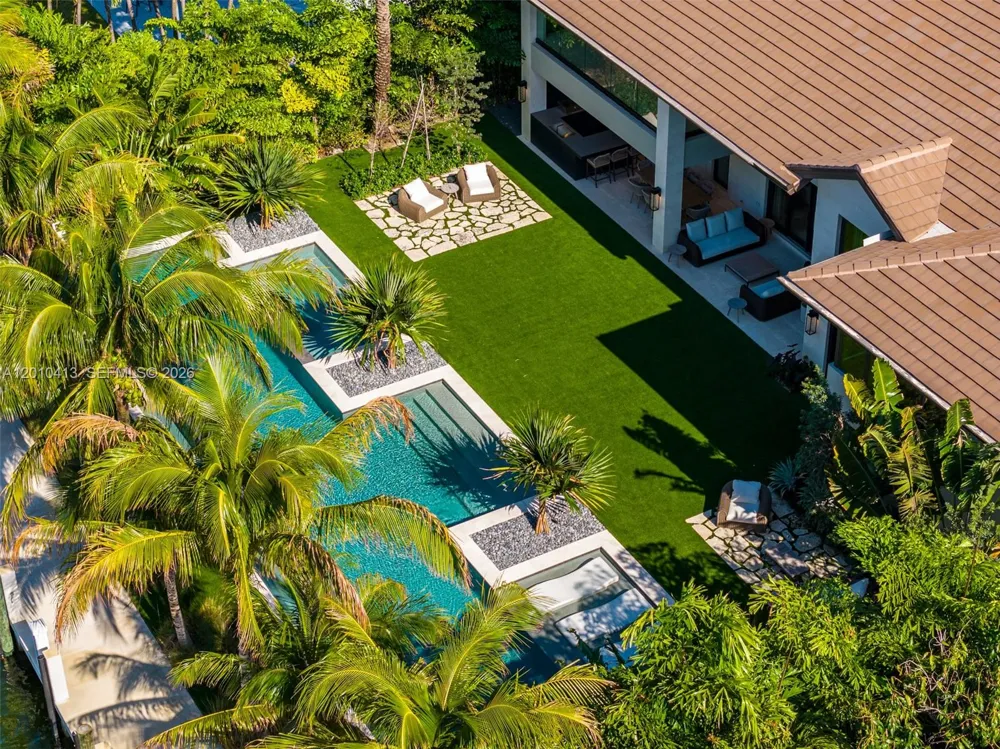 110 Holiday Dr Hallandale Beach, FL 33009