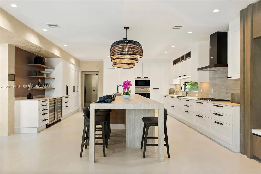 110 Holiday Dr Hallandale Beach, FL 33009