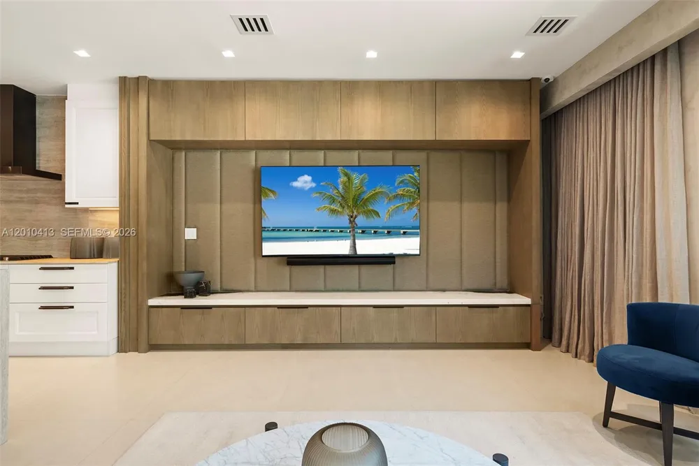 110 Holiday Dr Hallandale Beach, FL 33009
