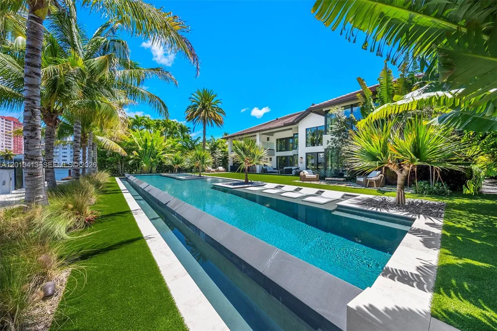110 Holiday Dr Hallandale Beach, FL 33009