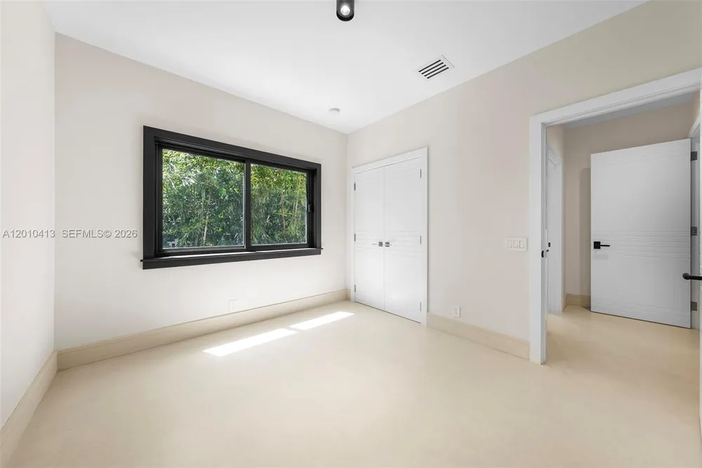 110 Holiday Dr Hallandale Beach, FL 33009