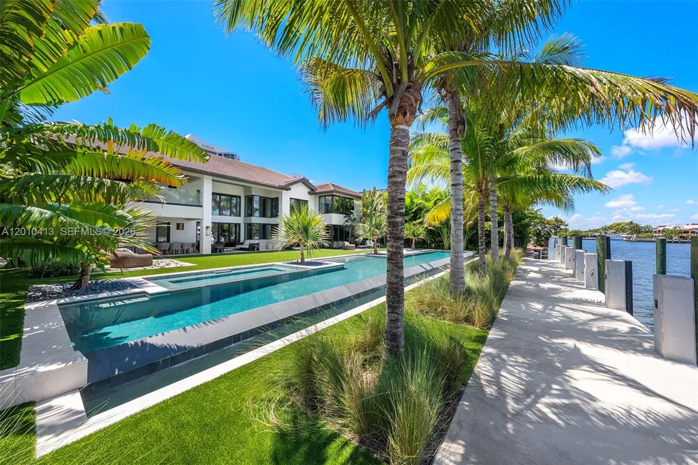110 Holiday Dr Hallandale Beach, FL 33009