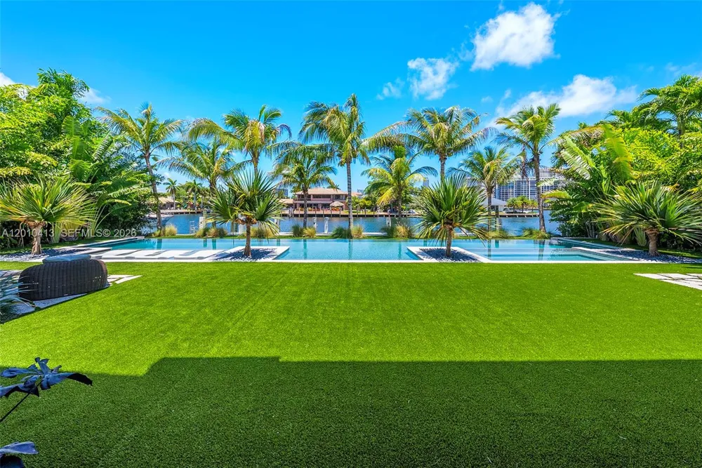 110 Holiday Dr Hallandale Beach, FL 33009