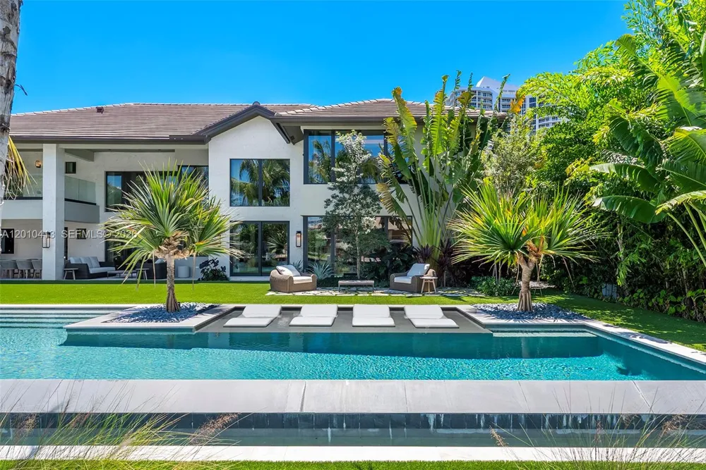 110 Holiday Dr Hallandale Beach, FL 33009